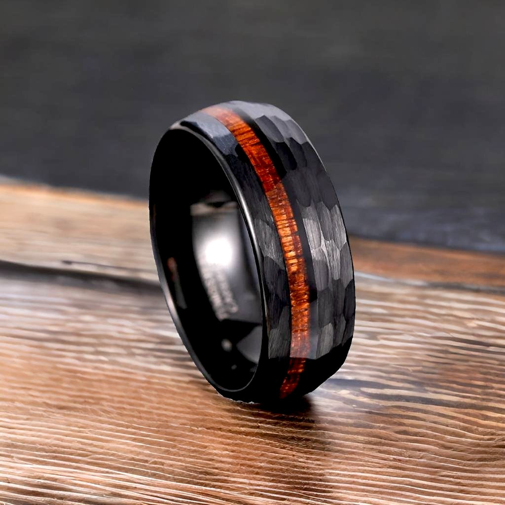 Anello in tungsteno nero con linea in legno e incisione 2618