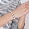 Bracciale da donna in ceramica bianca lucida con bordi dorati magnetici