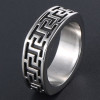 Anillo de acero para hombre con relieve de llave griega.