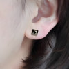 Orecchini a bottone minimalisti in argento in ceramica nera