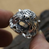 Anello da cavaliere in argento aperto con tigre da uomo