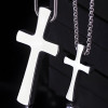 Colgante de cruz de tungsteno para hombre con acabado pulido.