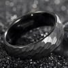 Bague mariage homme tungstene martelee personnalisable