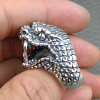 Anello da uomo con serpente cobra in argento cavalleresco