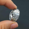 Anillo de caballero abierto de plata para hombre con ónix ovalado rojo y motivo de cruz