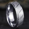 Anello in tungsteno multi-scanalatura da uomo personalizzato da incidere