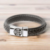 Herrenarmband aus geflochtenem Leder mit Malteserkreuz-Stahlverschluss