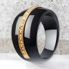Anillo caballero de cerámica negra con línea de circonitas.