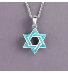 Colgante de cadena de plata rodiada con estrella de David de ópalo