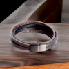 Bracciale da uomo multinastro in pelle con chiusura magnetica in acciaio
