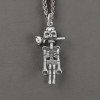 Colgante hombre esqueleto de plata con rosa