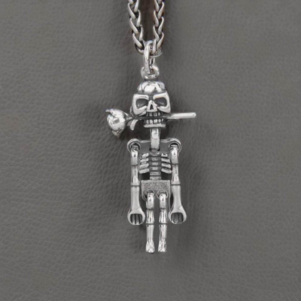 Colgante hombre esqueleto de plata con rosa