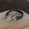 Bracciale da uomo con cordini in cuoio intrecciato nero e ancora in acciaio