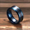 Anello da uomo in tungsteno blu in fibra di carbonio personalizzabile