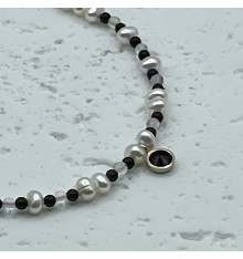 Zwarte onyx zoetwaterparelketting met gelamineerde gouden sluiting
