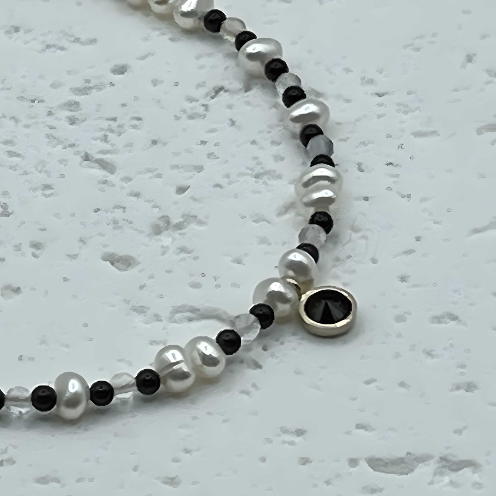 Collana di perle d'acqua dolce in onice nero con chiusura in oro laminato