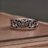 Open herenring van zilver met een gebeiteld kruis