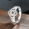 Damen-Trifle-Ring aus rhodiniertem Silber mit 4 Blättern, eingraviertem keltischen Knoten
