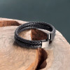 Pulsera de hombre con cordones de cuero doble trenzado y cierre magnético.