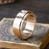 Anillo de hombre con anillo giratorio de acero martillado personalizable