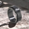 Anillo de hombre con anillo giratorio de acero martillado personalizable