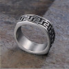 Anillo de acero para hombre con relieve de llave griega.