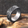 Anillo de acero para hombre con relieve de llave griega.