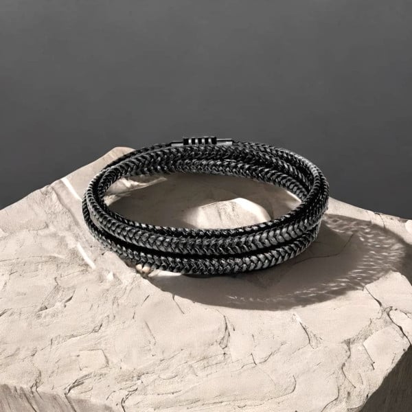 Bracciale da uomo in pelle intrecciata con cordino nero e chiusura magnetica in acciaio