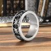 Anello uomo in acciaio con stella in rilievo