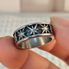 Anello uomo in acciaio con stella in rilievo