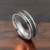 Anello da uomo in titanio personalizzato con anello in linea di zirconio