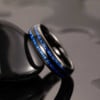 Bague mariage personnalisee tungstene noir lignes bleues bois