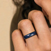 Anello di Nozze Personalizzato in Tungsteno Nero con Linee di Legno Blu