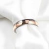 Anello da uomo in titanio personalizzato con anello in linea di zirconio