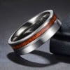 Anello di matrimonio personalizzabile in titanio con linea di legno da incidere
