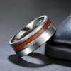 Anello di matrimonio personalizzabile in titanio con linea di legno da incidere