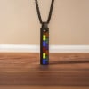 Colgante personalizado para hombre en acero negro con barra multicolor para grabar