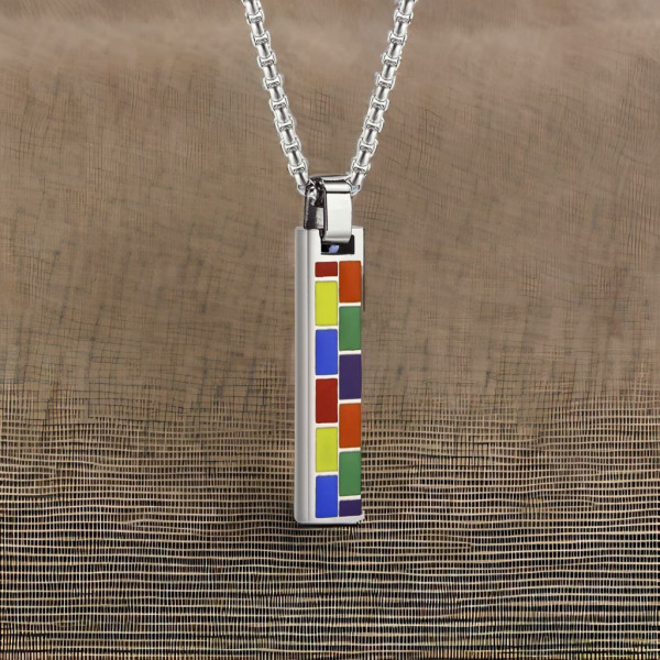 Ciondolo personalizzato da uomo in barra multicolor in acciaio nero da incidere