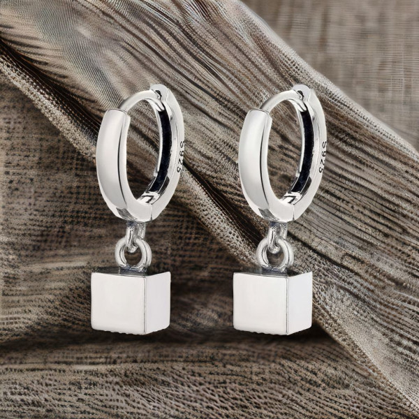 Orecchini a cerchio in argento a forma di cubo pendente