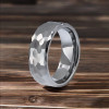 Anillo de tungsteno martillado facetado para hombre