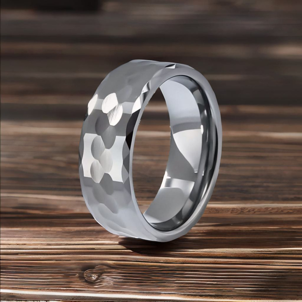 Herrenring aus gehämmertem, facettiertem Wolfram