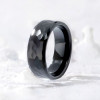 Anillo de tungsteno martillado facetado para hombre