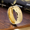 Anillo de tungsteno martillado facetado para hombre