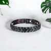 Herenarmband van matzwart staal met een liefdevol magnetisch hart
