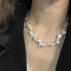 Collana di perle coltivate barocche con fiori e chiusura in argento