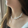 Collana di perle coltivate barocche con fiori e chiusura in argento
