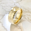 Anillo de tungsteno martillado facetado para hombre