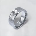 Anello da uomo in tungsteno martellato sfaccettato