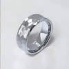 Anillo de tungsteno martillado facetado para hombre