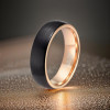 Anello da uomo personalizzato con anello in tungsteno spazzolato oro